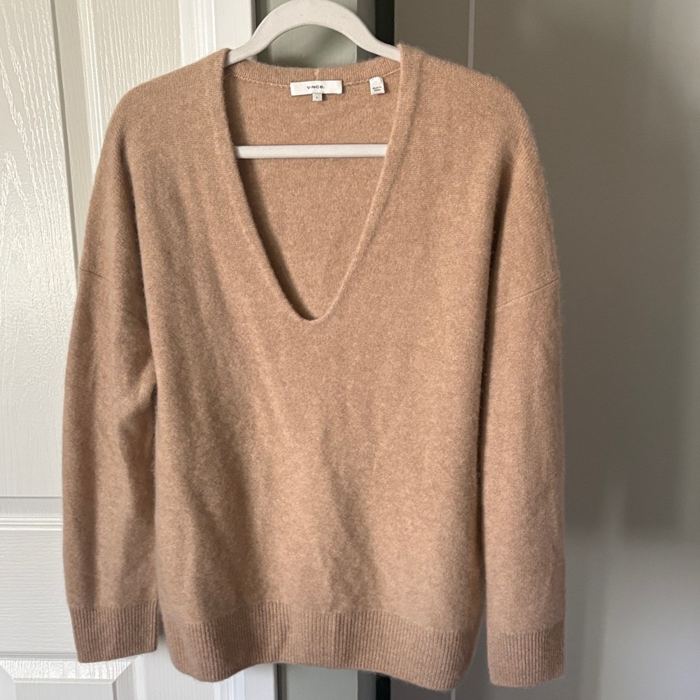 Vince Women's V-Neck  Cashmere Sweater in Warm Tan